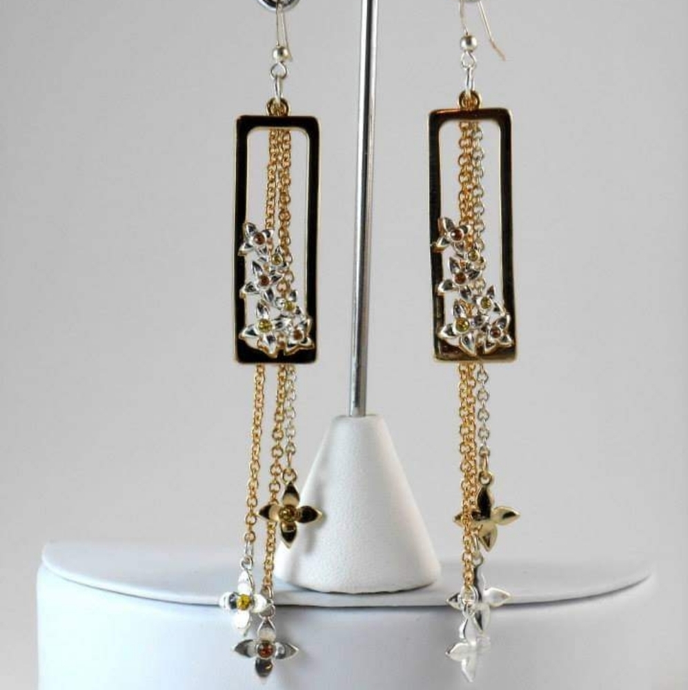 Beautiful handcrafted pair of earrings